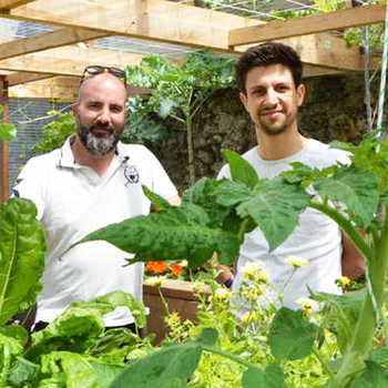 Photo de notre équipe, dans notre serre aquaponique